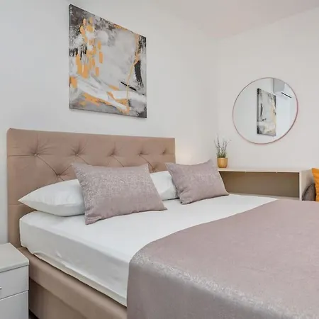 Kate- New In Center Of Lapad *