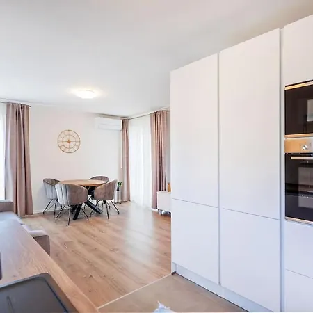 Kate- New In Center Of Lapad Дубровник