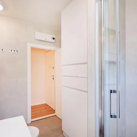 Kate- New In Center Of Lapad Дубровник