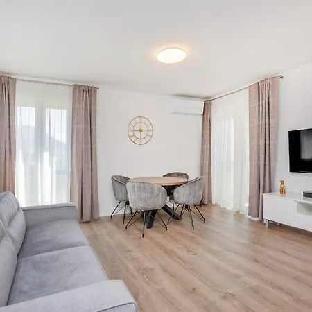 Kate- New In Center Of Lapad Apartment *